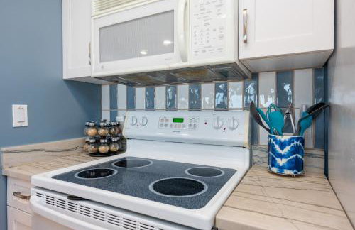 Beach Bliss 211 Balcony Water Views Beach Downtown - Photo 21