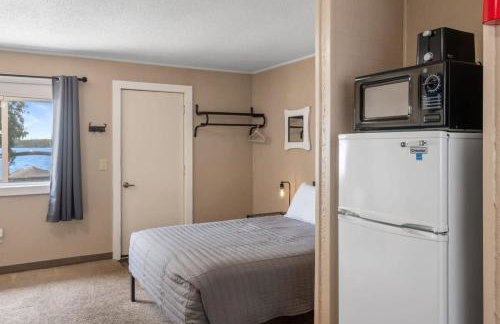 Queen Suite with Scenic Views at Fife Lake Lodge - Foto 9