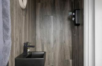 Luxury Shepherd hut with hot tub - Photo 11