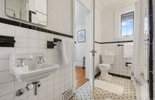 Stylish Mountain Retreat with Sunroom and Pergola - Foto 55