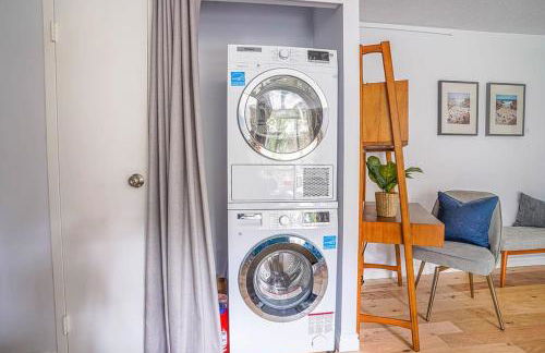 Tranquil 2BR downtown condo, Parking, King bed - Foto 5