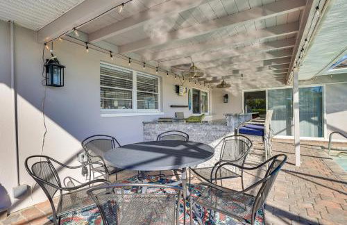 Waterfront Home w/ Boat Dock & Bar in N Fort Myers - Foto 2