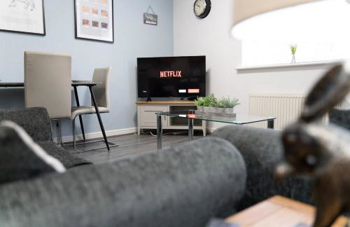 2 Bed Apt with free parking on driveway and free Wi-Fi - Photo 1