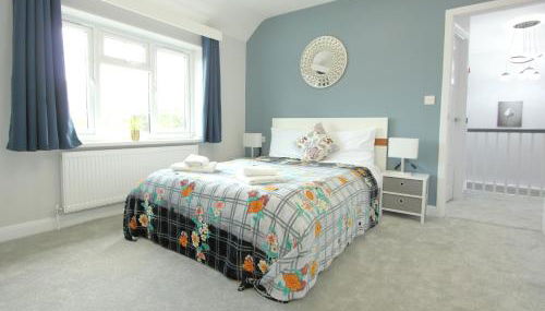 Deluxe 3 Bedroom 2 Bath House &Parking by CozyNest - Foto 3