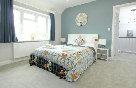 Deluxe 3 Bedroom 2 Bath House &Parking by CozyNest - Photo 3