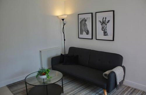 Spacious 2 Bed 2 Bath Apartment & Free Parking - LGW 10min drive - Foto 2
