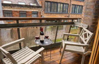 Central Apt With Balcony - Walk to Bars & Stations - Foto 2