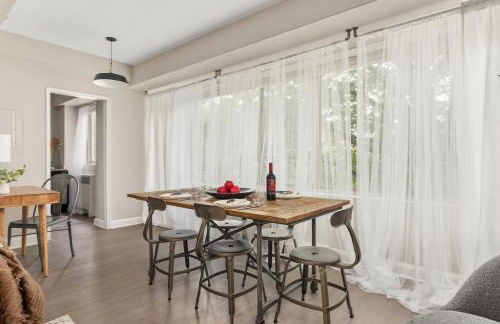 The Morgan - Refined 2BR King Suite with Free Parking - Foto 4