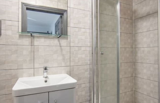 Immaculate 5-bed House in the City Centre Ashford - Photo 22