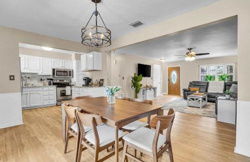 Four Bed Home with Pool Game Room Bar Near Beach - Foto 14