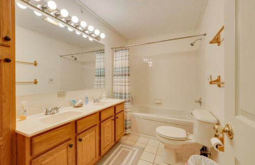 Beachfront Onekama Vacation Rental with Balcony! - Foto 15