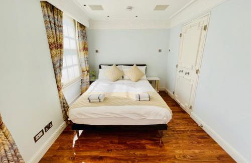 Elegant and Modern 3-Bedroom Victorian House in Westminster, London - Photo 12