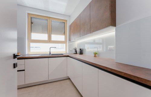 Modern 2BDR Apartment - Business Zone - Free Garage Parking - Photo 3