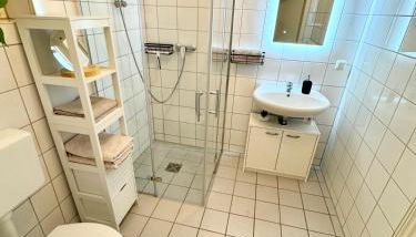 Ferienwohnung Schildblick Modernes Apartment direkt in der Altstadt von Erfurt nahe der Krämerbrücke - beste Innenstadtlage - Foto 4, Shower