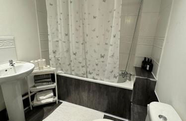 Apt sleeps 5-Netflix-parkg-near City Centre-Etihad-Coop live - Foto 2