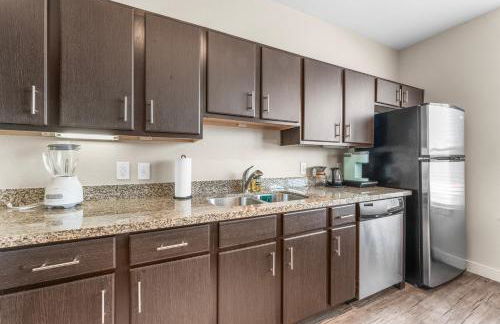 Prime SoCo King Bed 1BR & 2BR Suites w Gym, Pickleball, Laundry - Photo 27