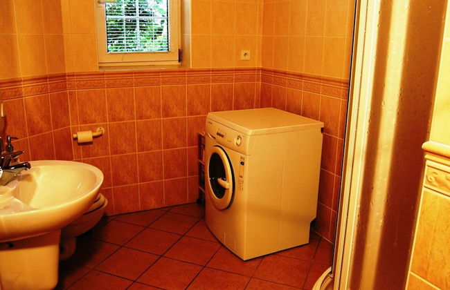 Comfortable Detached House With Large Garden - Photo 14