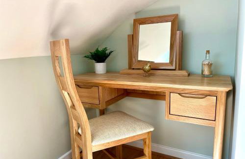 Private, Couples Forest Escape - Free Parking - Stunning & Stylish 1 Bedroom Coach house! - 5 Minute Walk to a great bistro pub! - Great Location - Fast WiFi - Smart TV - Newly Refurbished! Direct New Forest access Close to Burley - Photo 17