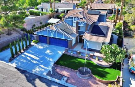 Beautiful Modern Home with Pool in Prime Strip Location - Foto 1