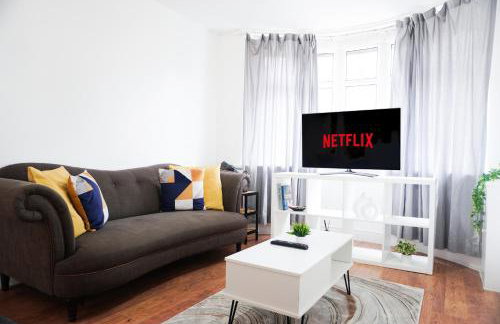 Spacious 3BR Weekend Getaway Home Near Etihad and Coop Live - Free Parking! - Foto 1