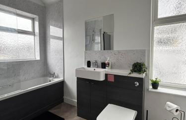 Comfortable 3BR Home, Guests 7, Fast Wi-Fi, & Nearby Pubs - Foto 29