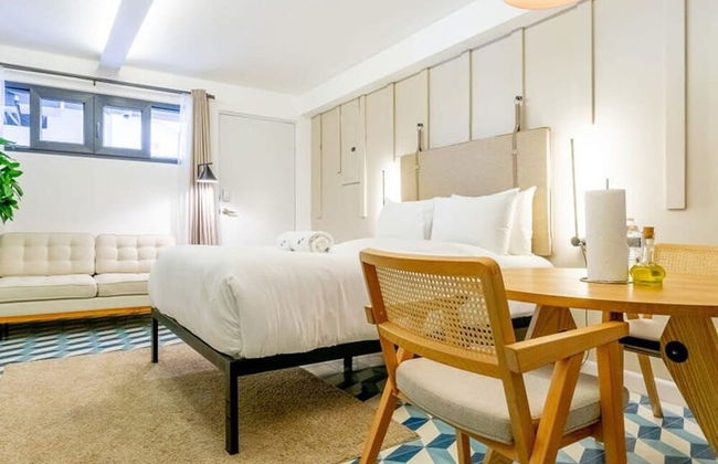 w Monochrome Loft in Santa Ana - Photo 7