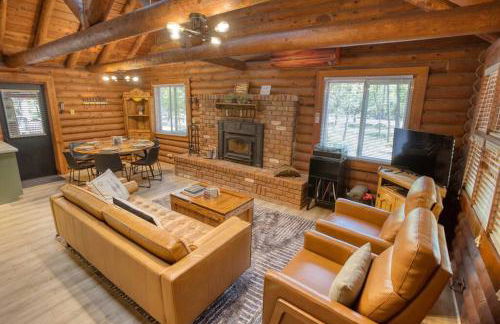 Charming Log Cabin in Tall Pines with Fire Pit Near Trails & Lake - Foto 17