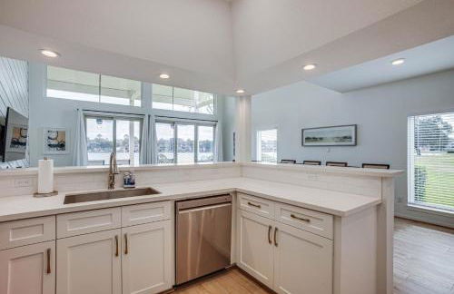 Gorgeous Lakefront Townhome with Pool Access and Views - Photo 10