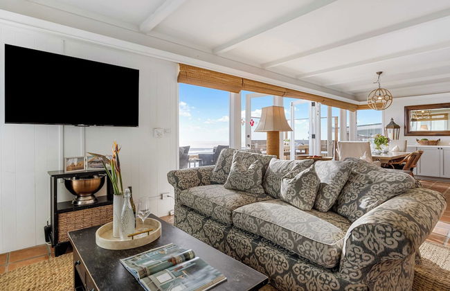 Unbeatable Beachfront Bliss w/ Ocean Views, Luxe Interiors & Patio Beach Road - Foto 6