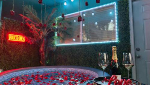 Red Chamber Hot Tub Couples Retreat - Photo 3