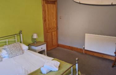 Hereford City - Goldcrest House - 4 Bedroom House With Parking, Located Very Close To City Centre & River Wye - Sleeps Up To 6 Guests - Hosted by RENTMYHOUSE - Photo 44