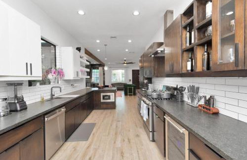 Houston's Downtown Bloom House - Spacious Floral Escape for Groups - Foto 77