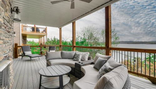 Lavish Retreat with Decks, Steps to Table Rock Lake! - Foto 2