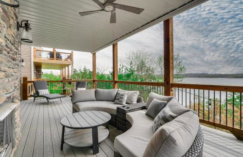 Lavish Retreat with Decks, Steps to Table Rock Lake! - Foto 2