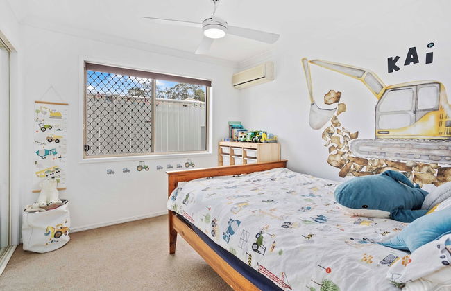 Waterfront Canal Escape in Burleigh - Photo 4