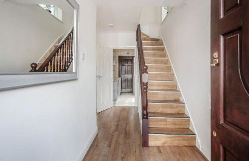 Lovely 4 Bedrooms House Near Romford Station With Parking - Foto 3