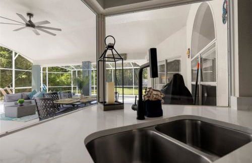 Modern Retreat Pool and Game Room - Foto 16