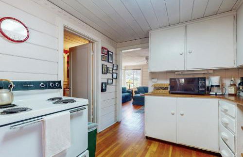 Walk to Town! Dog-Friendly Quincy Getaway with Deck - Foto 9