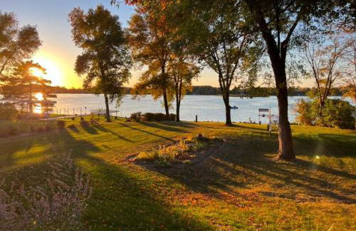 Lake Cabin; Renovated, Flat Lot, Dock, Sandy Beach, Many Games and Lake Toys! - Foto 60