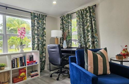 The Ruby - Hot Tub - King beds - Close to LMC - Foto 9