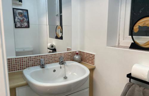 Modern 3 Bedroom high spec house in Sheffield - Photo 4