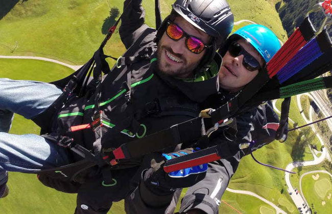 Volo in parapendio sulle Alpi svizzere - Foto 1