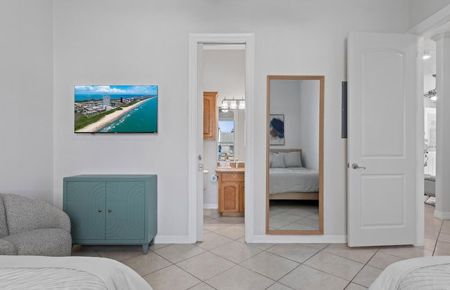 Modern Ground flr Condo 1/2 Block to Beach w Pool! - Foto 7