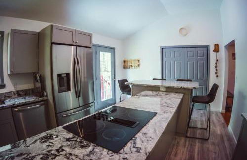 Resting Point - Hot Tub, Firepit, Spacious 4-BR Home - Foto 9