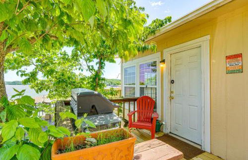 Deck with Covered Dock! Lakefront Ozark Cottage - Foto 20