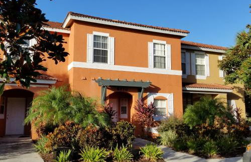 Gated Emerald island resort townhome, Overlook Pool, 3 miles to Disney, rent by owner - Foto 1