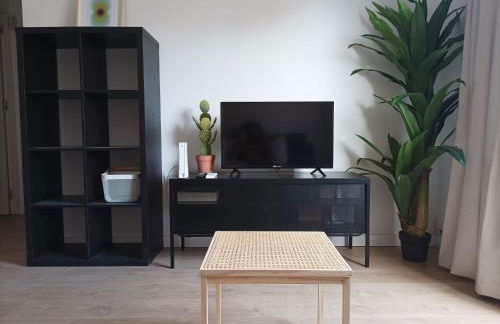 COOL! 5' to metro. 15' to Center/beach by metro. - Photo 17