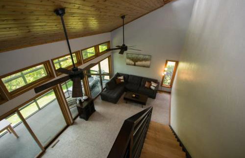 Mountain View 3BR with Sunroom, Close to Ski and Trails - Foto 25