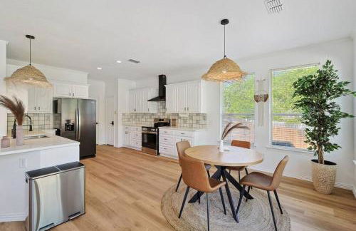 Wellness Oasis 5BR W Pool + Huge Yard + Fire Pit - Foto 27