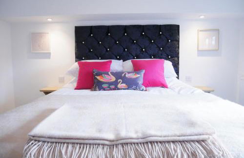 2 bed luxury duplex apartment in heart of Holt - Photo 11